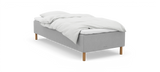 Ljusgrå enkelsäng med vit bäddning och träben, med logotypen ”nocturne” på sidan._ps