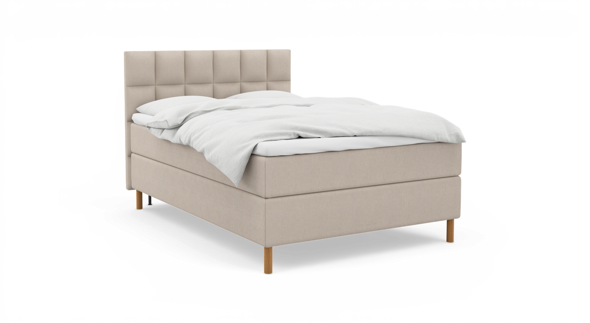 Beige, stoppad säng med kvadratiskt tuftad sänggavel, vita sängkläder och träben på vit bakgrund.