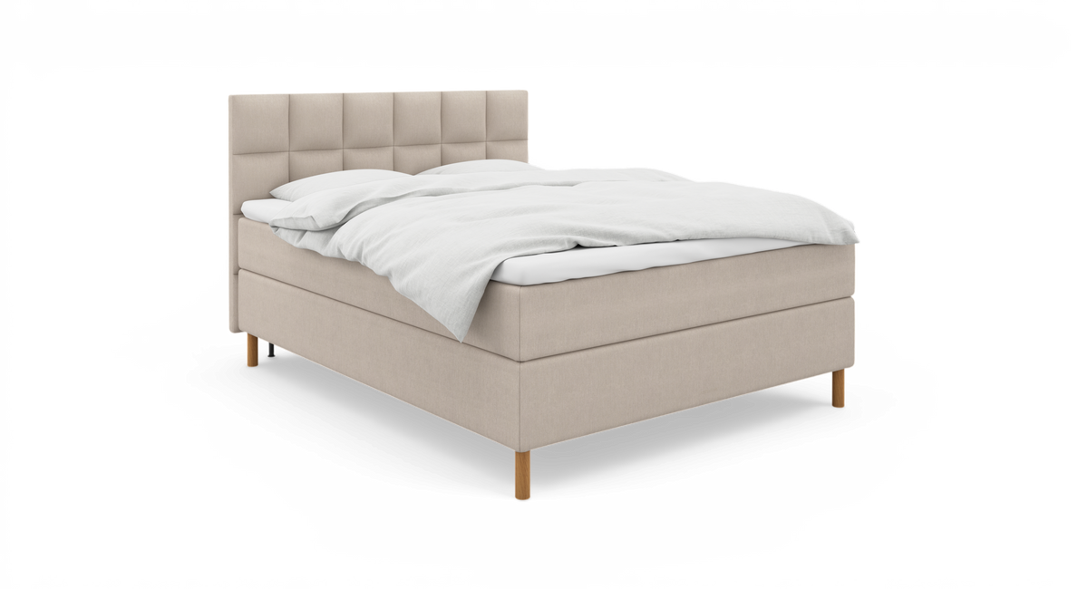Beige kontinentalsäng med tuftad sänggavel, vita sängkläder och träben, frilagd på vit bakgrund.