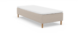 Beige sängbotten med vit bäddmadrass och träben, frilagd mot vit bakgrund._ps