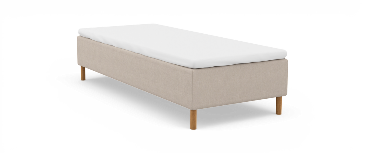 Beige sängbotten med vit bäddmadrass och träben, frilagd mot vit bakgrund.