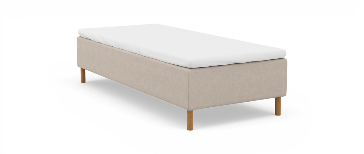 Beige sängbotten med vit bäddmadrass och runda träben, frilagd på vit bakgrund.