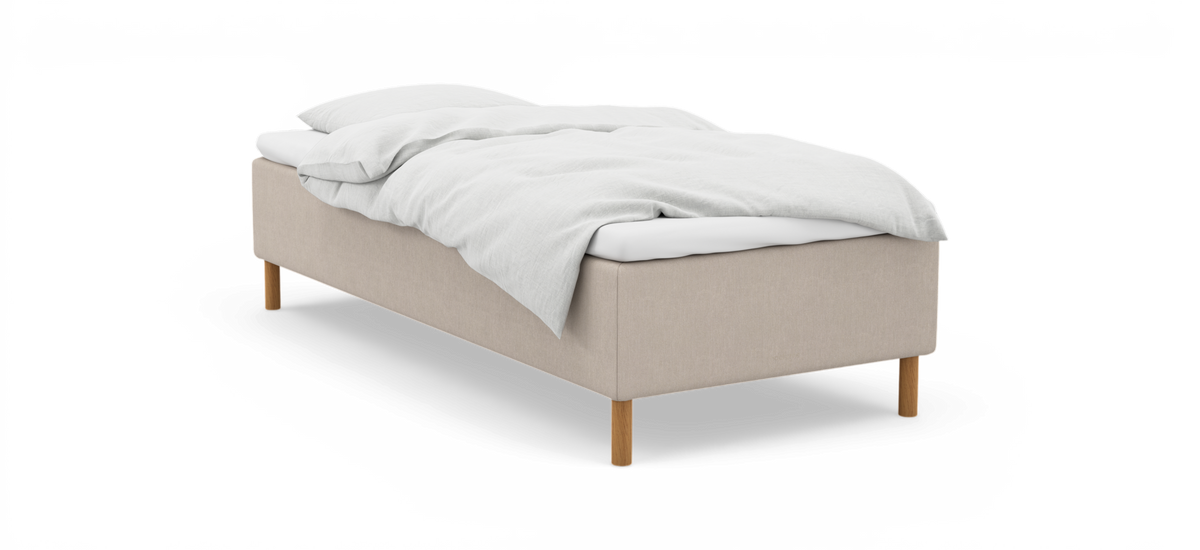 Enkel säng med beige sängram och träben, vit madrass, täcke och kudde, frilagd på vit bakgrund.