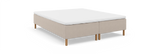 Beige kontinentalsäng med vit bäddmadrass och träben, frilagd mot vit bakgrund._ps