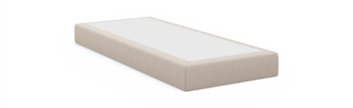 Beige, textilklädd sängbas med vit topp, frilagd mot vit bakgrund.
