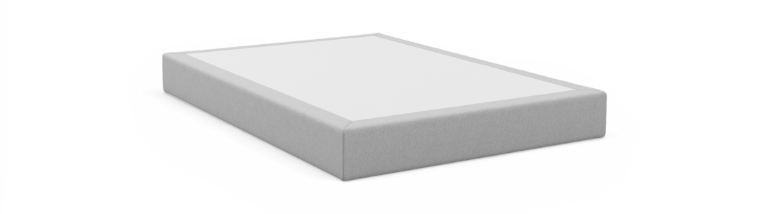 Ljusgrå tygklädd sängbotten/boxspring, fotad i studio mot vit bakgrund.