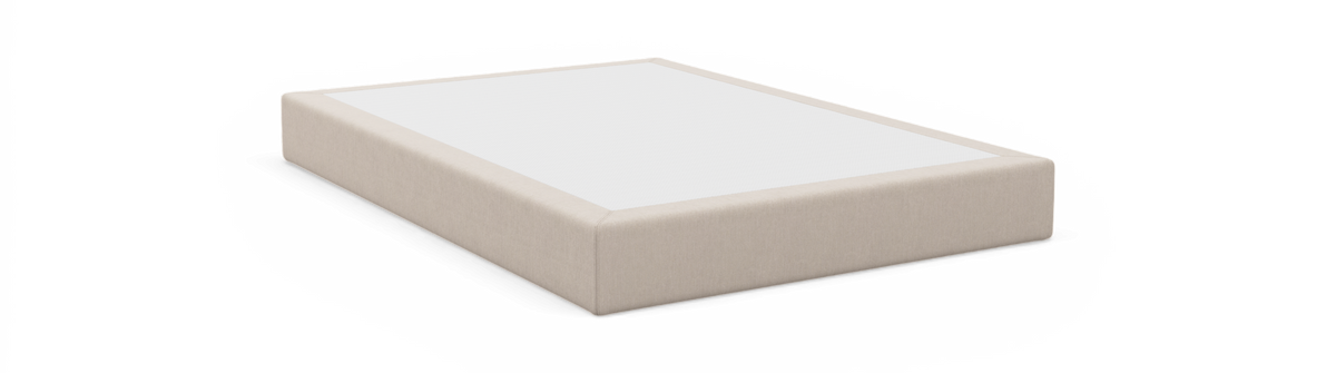 Beige sängbotten med vit topp, rektangulär och frilagd på svart bakgrund.