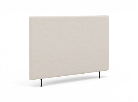 Beige, rak sänggavel i tyg med smala svarta ben, frilagd mot vit bakgrund.