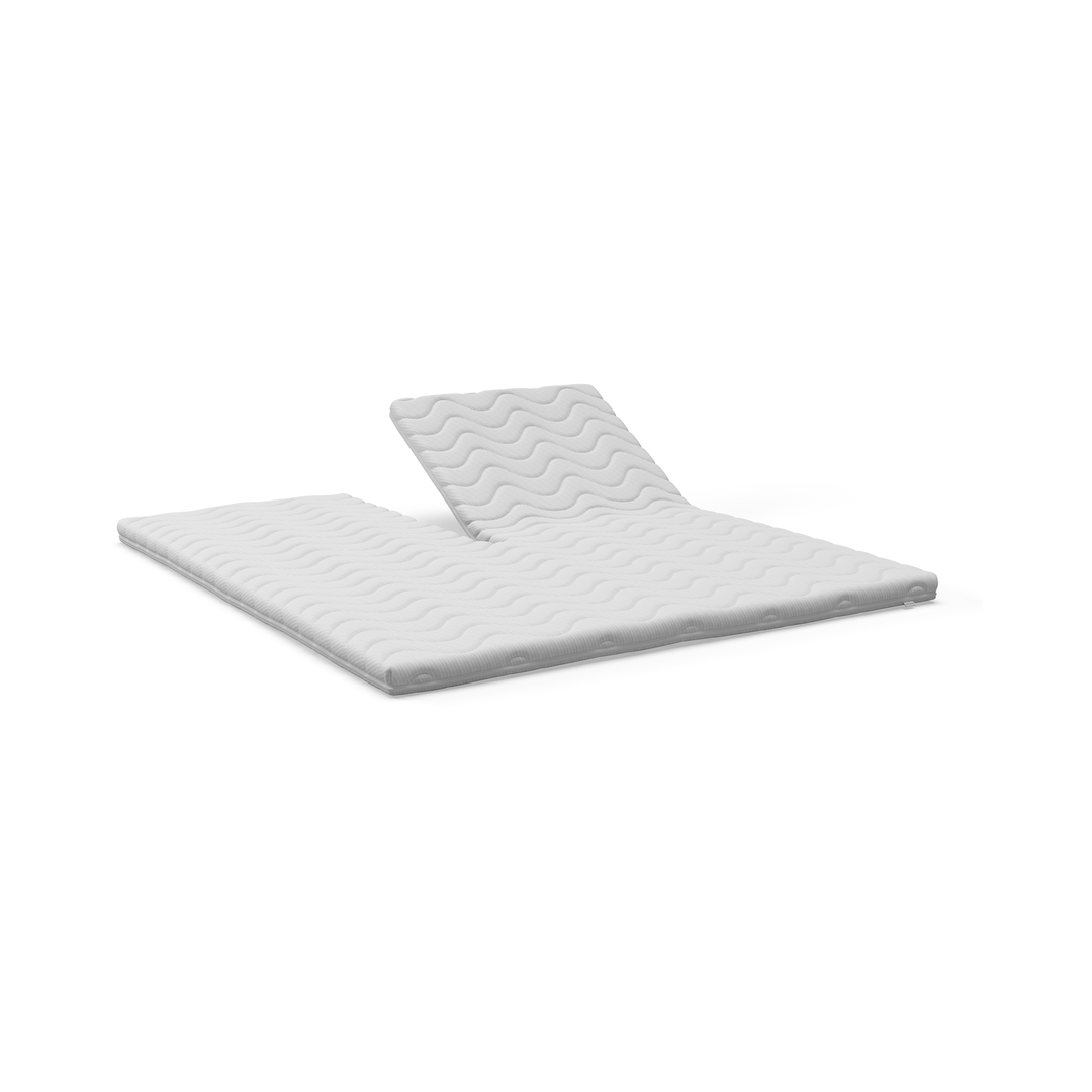 Vit delad bäddmadrass/topmadras för ställbar säng med vågquiltning, en sida uppfälld, frilagd mot vit bakgrund.
