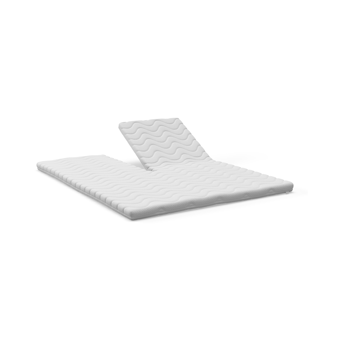 Vit delad bäddmadrass/topper för ställbar säng med vågmönstrat quiltning, en huvudsektion uppfälld, på vit bakgrund.