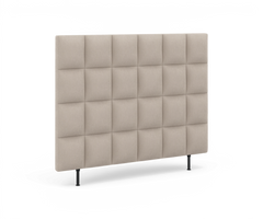 Beige, kvadratiskt vadderad sänggavel med ben i modern stil, sedd lätt snett framifrån.
