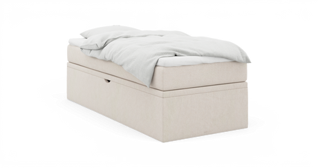Beige stoppad enkelsäng med vit täcke och kudde, frilagd.