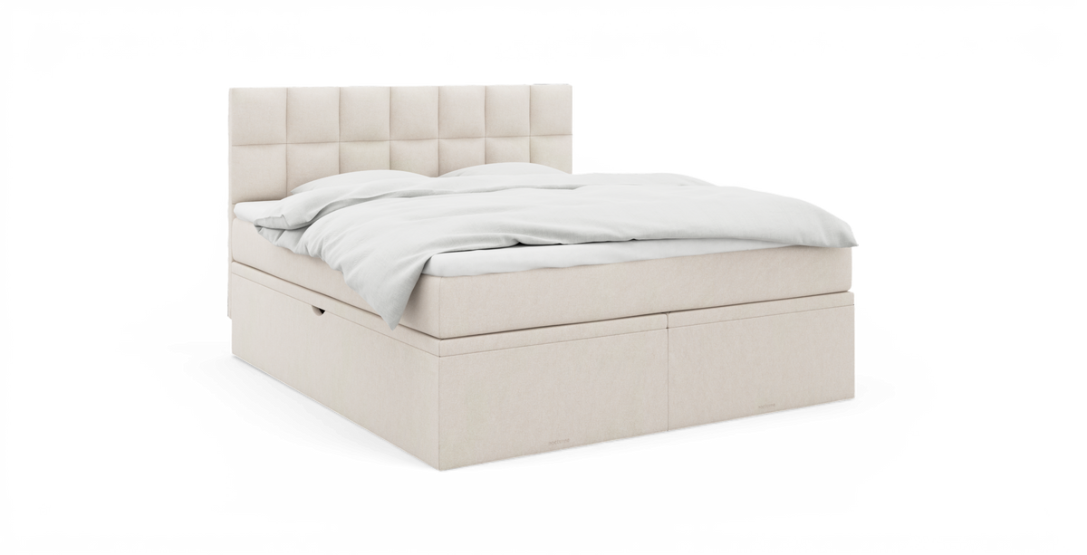 Beige kontinentalsäng med rutquiltad gavell och vitt bäddset, visad snett framifrån på vit bakgrund.