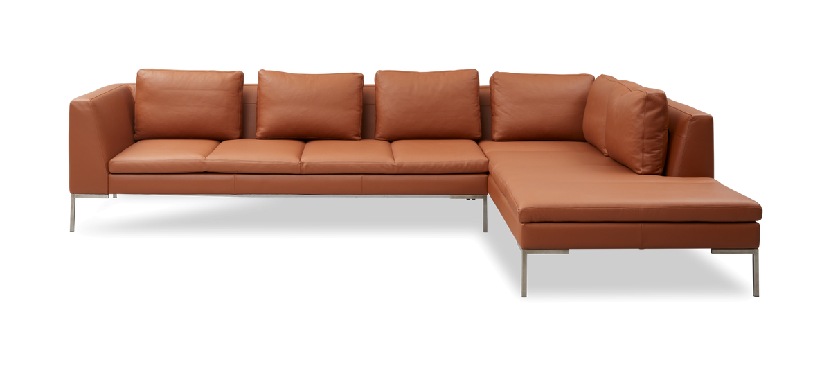 L‑formad brun lädersoffa med kromade ben i modern stil.