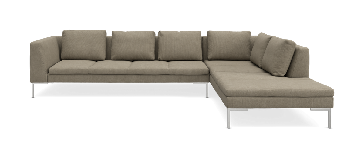 Högervänd L-formad beige modulsoffa med metallben, frilagd mot vit bakgrund.