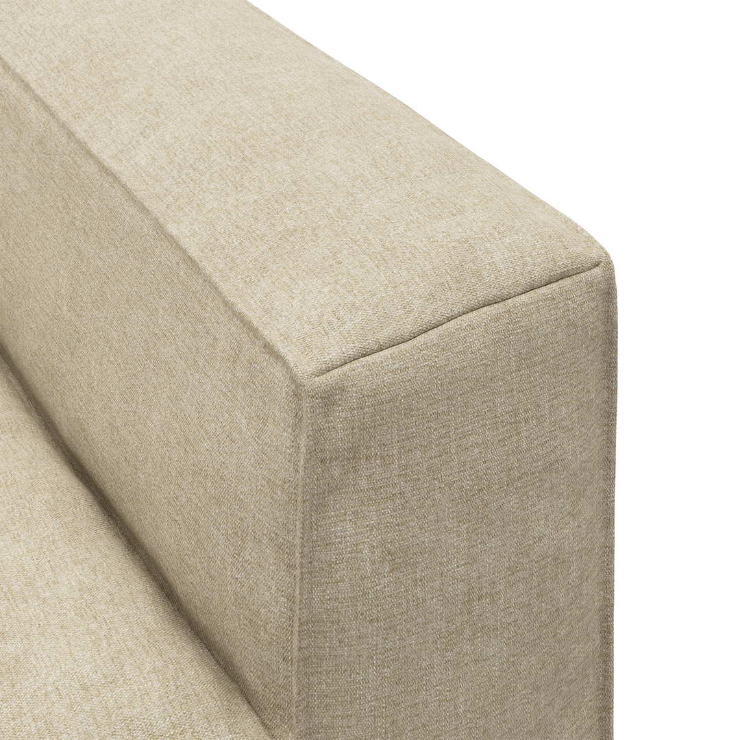 Närbild av beige soffa med tygklätt, rektangulärt armstöd och rena sömmar.