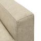 Närbild av beige soffa med tygklätt, rektangulärt armstöd och rena sömmar.