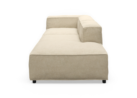 Beige modulsoffa med höger divan, sedd framifrån, frilagd mot vit bakgrund.