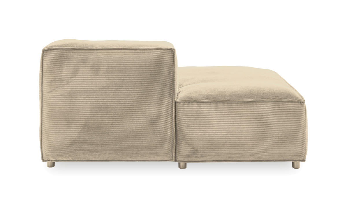 Sidovy av beige modulsoffa/chaise-del i manchester med små runda ben, frilagd på vit bakgrund.