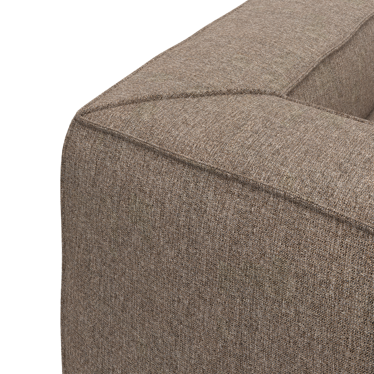 Närbild av hörnet på en beige/brun stoppad soffa i strukturtyg med synlig söm.