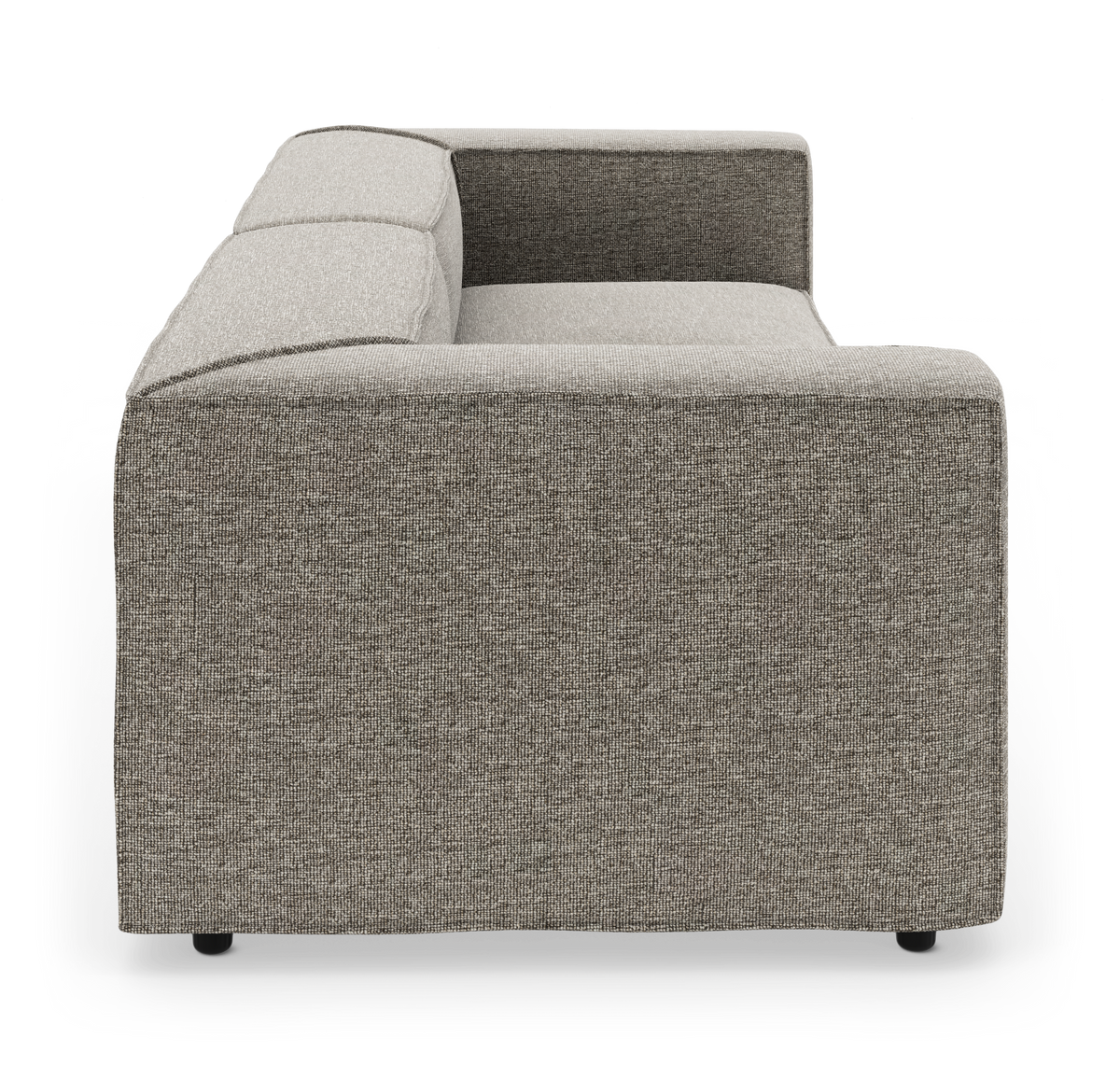 Soffa i gråmelerat tyg sedd från sidan, frilagd mot vit studiobakgrund med mjuk skugga; modern, boxig design.