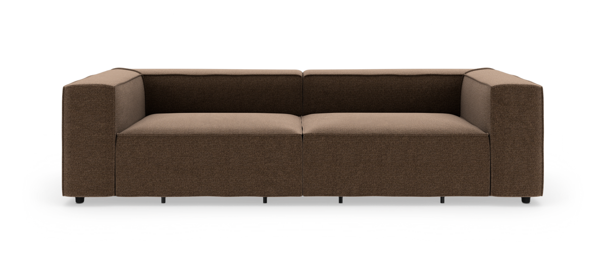 Brun, modern modulsoffa med raka armstöd, frilagd mot vit bakgrund, sedd framifrån.
