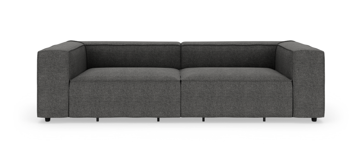 Mörkgrå, modern tvåsits soffa med tjocka armstöd, frilagd mot vit bakgrund.