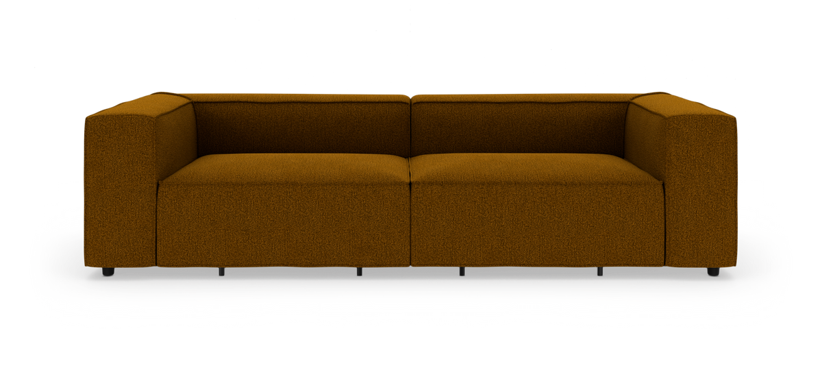 Modern modulsoffa i senapsgul/brun textil mot vit studiobakgrund, frontvy.