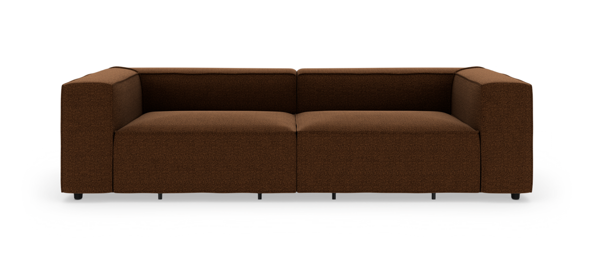 Brun tvåsitsig modulsoffa i tyg, frontvy på vit bakgrund.