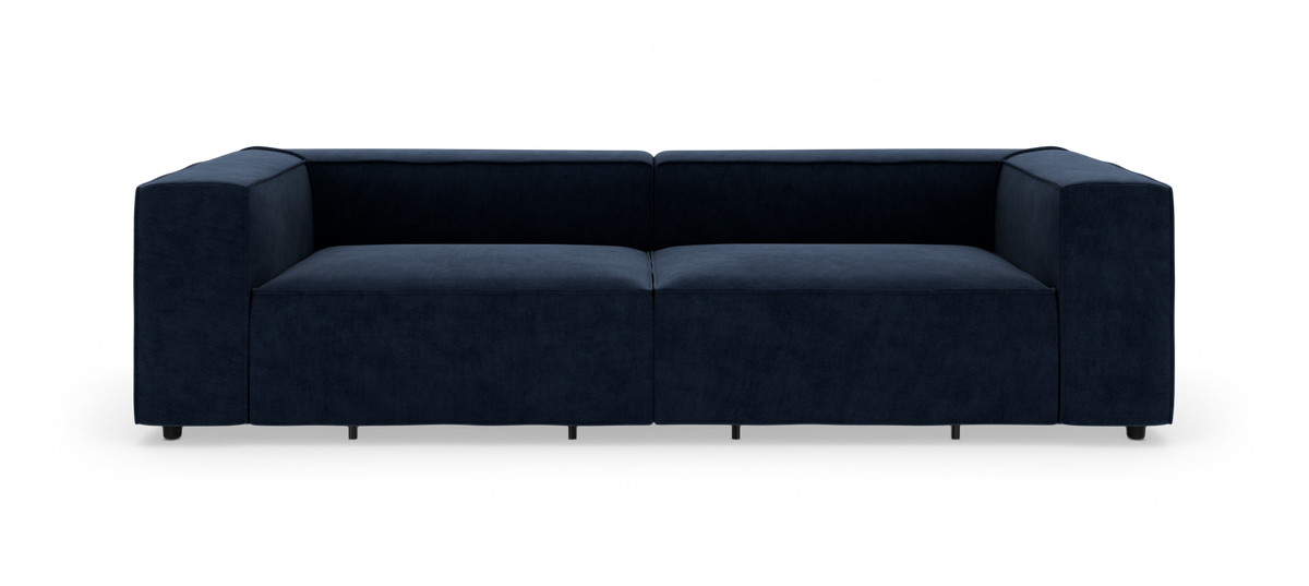 Mörkblå modern 2-sits soffa med raka, kubiska armstöd, frilagd mot vit bakgrund.