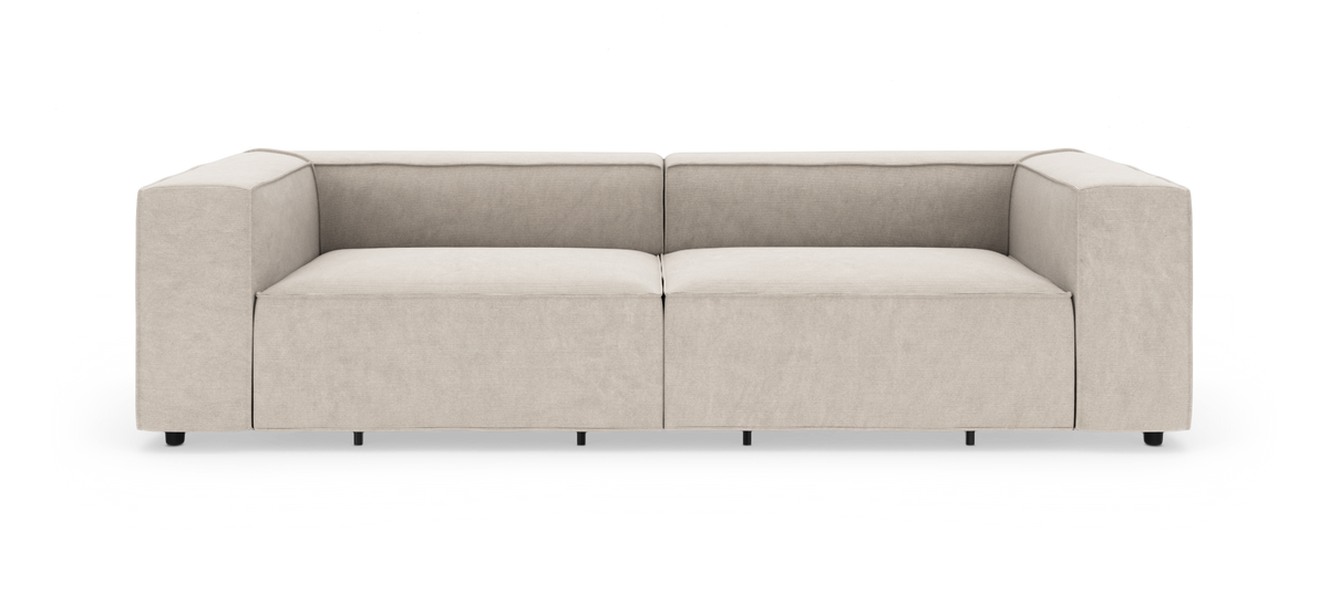 Beige, modern tvåsits modulsoffa med breda fyrkantiga armstöd, sedd rakt framifrån på vit bakgrund.