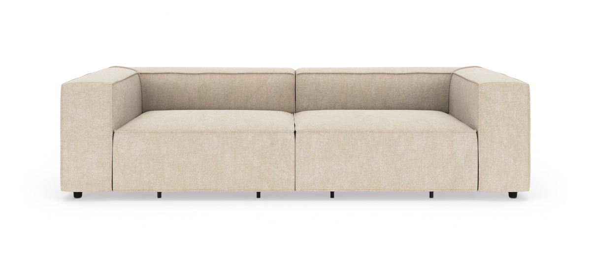 Beige, modern tvåsitssoffa med breda fyrkantiga armstöd, frilagd mot vit bakgrund, sedd rakt framifrån.