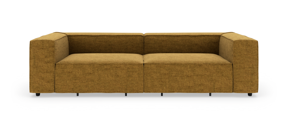 Senapsgul, boxig modulsoffa i tyg med breda armstöd, två sittplatser, frilagd mot vit bakgrund, frontvy.