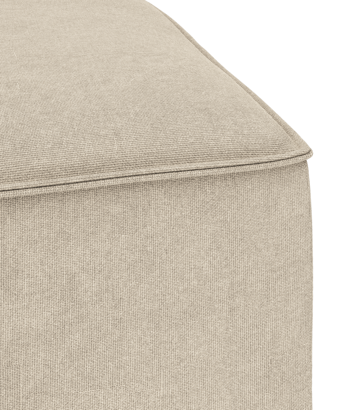 Närbild av hörn på beige textilklädd sittpuff/ottoman med synlig piping.