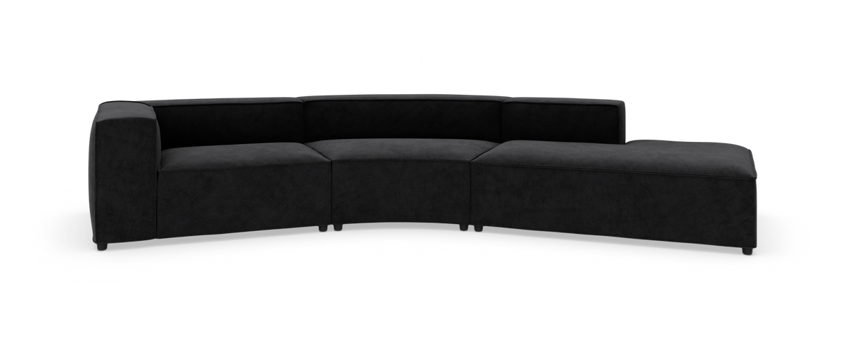 Modulsoffa i svart tyg med rundad sektion och chaiselong, fristående mot vit bakgrund.