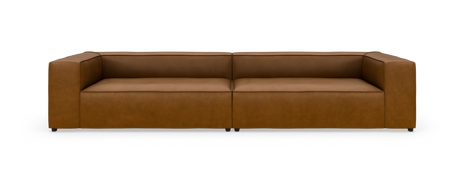 Låg, modern 3-sits soffa i cognacbrunt läder, fotad rakt framifrån mot vit bakgrund.
