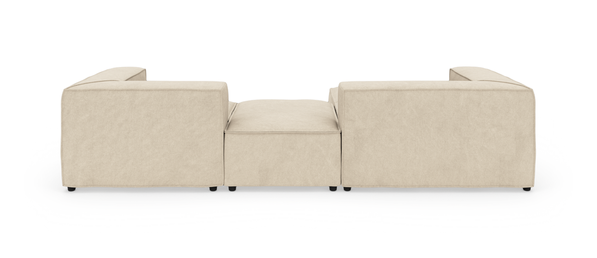 Beige modulsoffa i rak frontvy på vit bakgrund, tre sektioner med låg profil och breda armstöd.