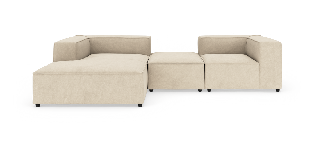 Modulsoffa i beige tyg med vänsterställd schäslong och två raka moduler, frilagd på vit bakgrund.
