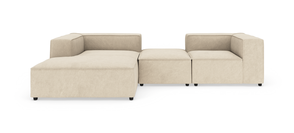 Modulsoffa i beige tyg med vänsterställd schäslong och två raka moduler, frilagd på vit bakgrund.
