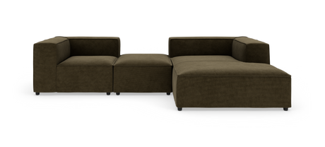 Modulsoffa i mörk olivbrun textil med bred schäslong, frilagd på vit bakgrund.