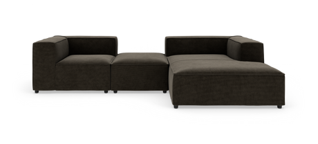 Modulsoffa i mörk brunsvart tyg med chaise longue till höger, visad i studio mot vit bakgrund.
