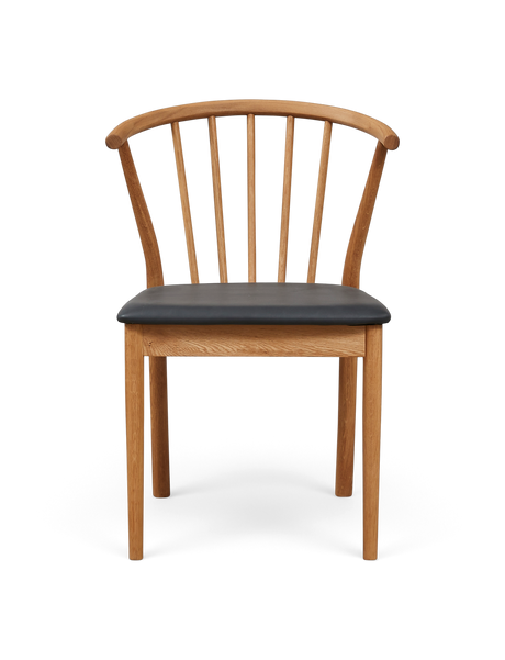 Trästol med böjd rygg i spjälor och svart stoppad sits, frontvy, frilagd.