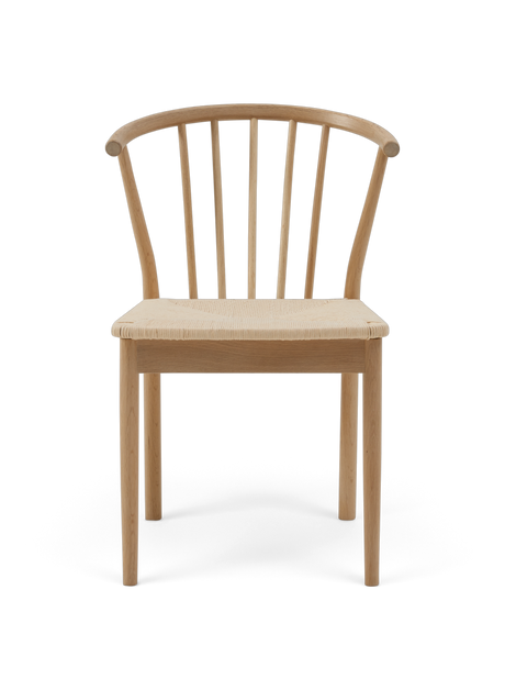 Framifrån av en matstol i ek med böjd spjälrygg och flätad sits i papperssnöre, frilagd.