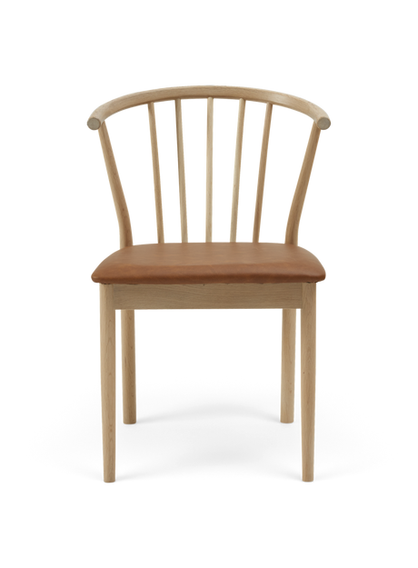 Stol i ljus ek med bågformat ryggstöd och brun lädersits, frontvy.