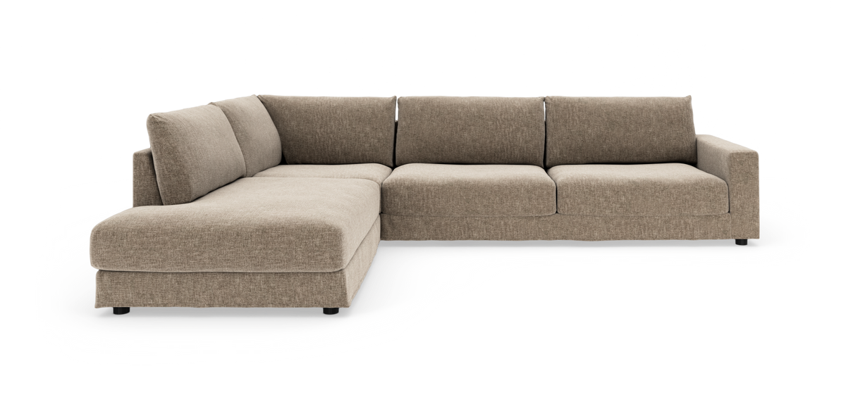 Beige/brun hörnsoffa i tyg med vänster divan, modern design, sedd snett framifrån på vit bakgrund.