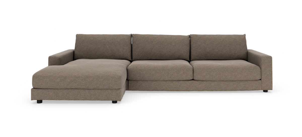 Brun L-formad soffa med vänster chaiselong på vit bakgrund.