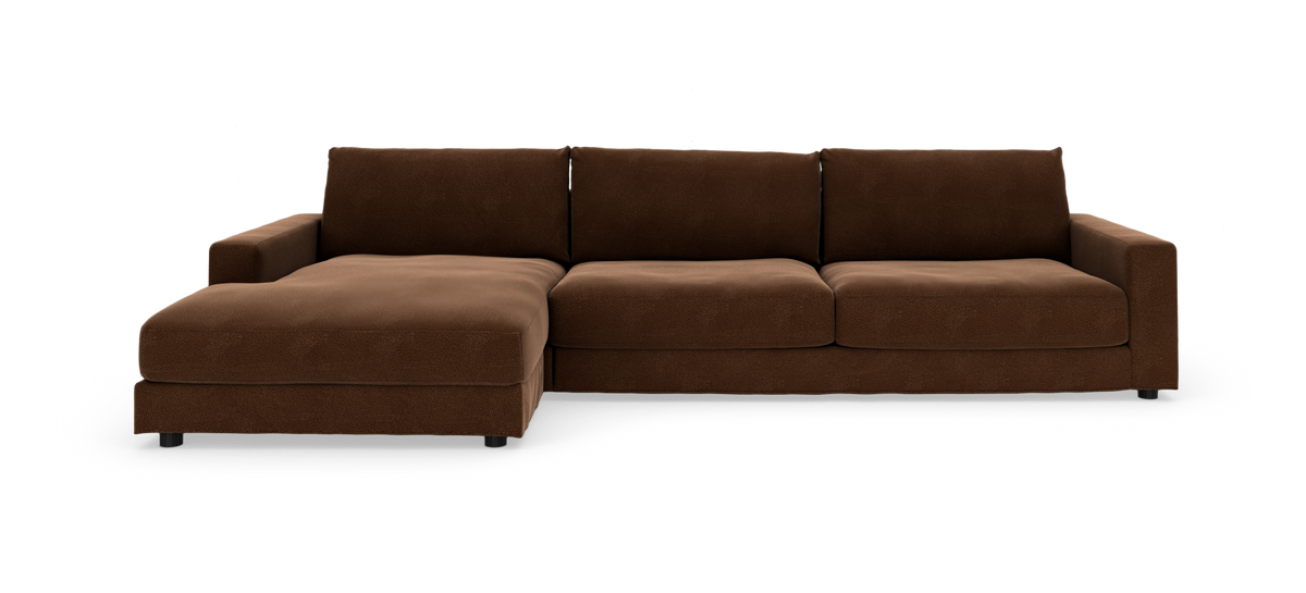 Brun hörnsoffa med vänstersida schäslong i modern, låg design.