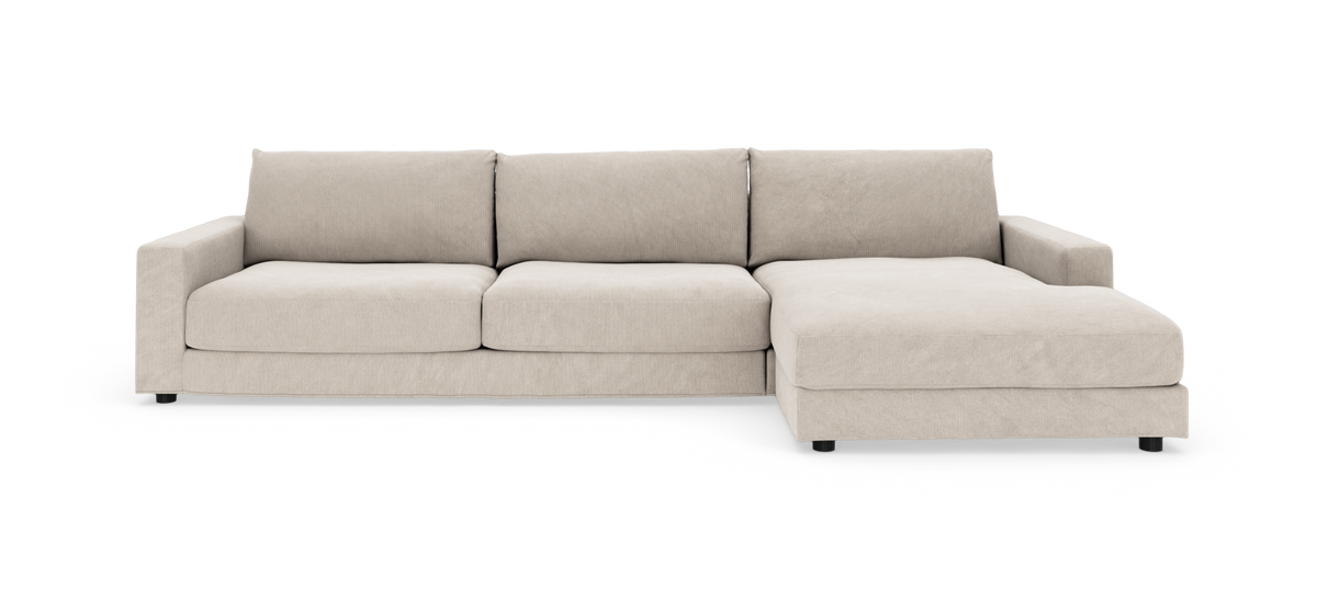 Beige hörnsoffa med schäslong till höger i modern, enkel design mot vit bakgrund.