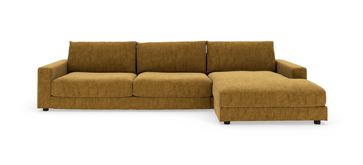 Mustardfärgad hörnsoffa med schäslong till höger i modern, rak design.