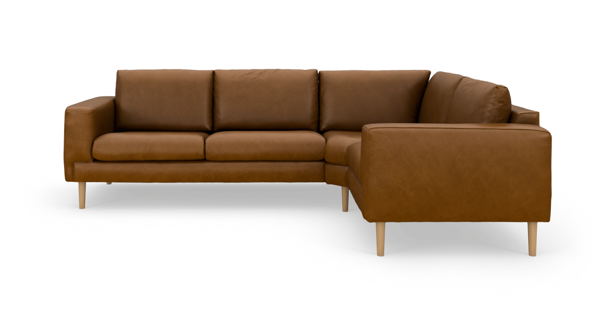 Brun L-formad lädersoffa med högervänd hörndel och ljusa träben, frilagd produktbild.